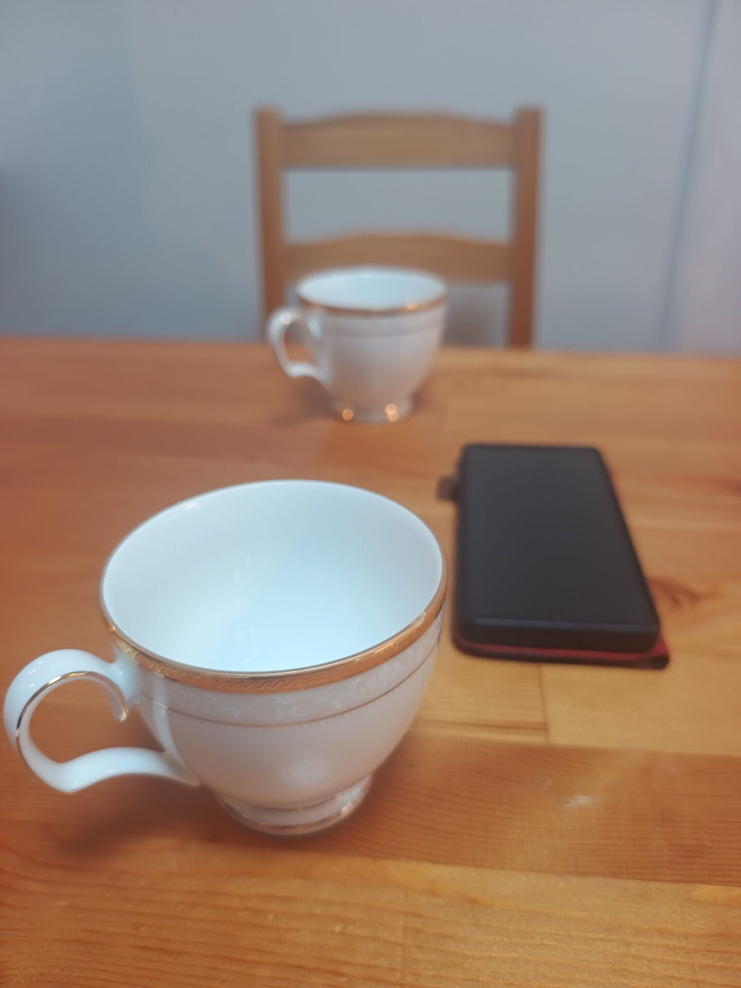 みらい会議のテーブル。夫婦2つのカップとスマホ