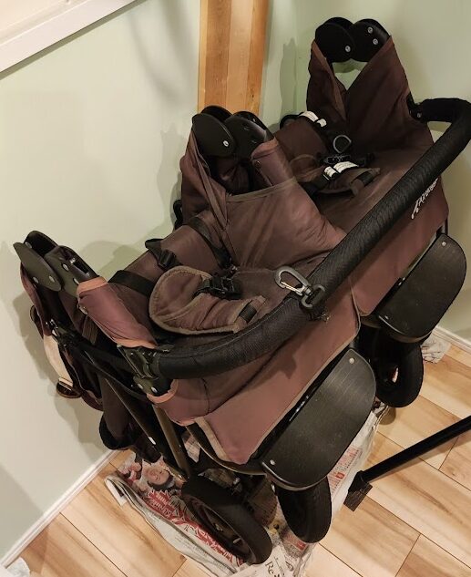 折りたたんだ横並び二人乗りバギー。コンパクトに収まり車のトランクに積める