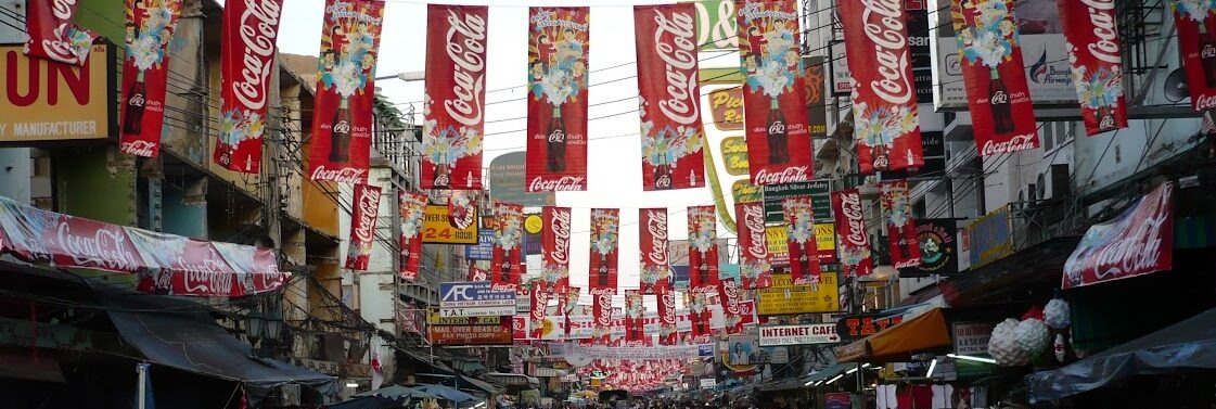 バンコクの繁華街カオサン通り。旅行者が多く詐欺の声かけも多い