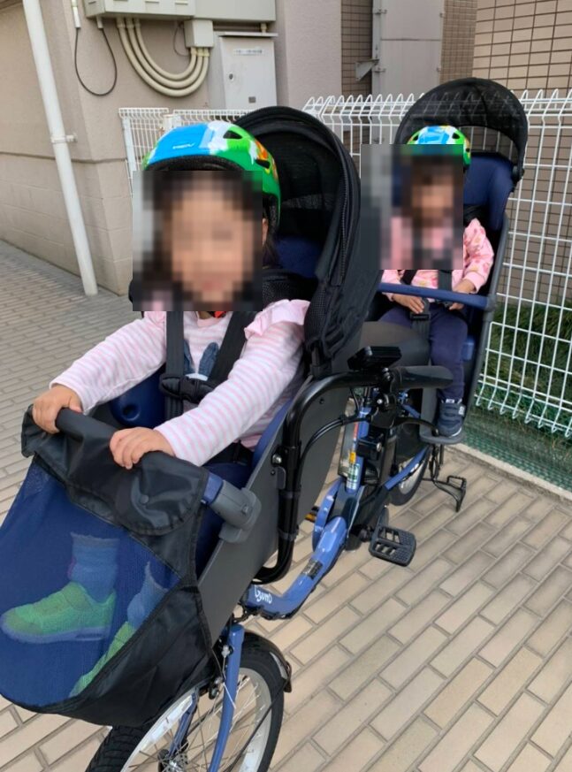 Panasonicギュット・クルーム・EX。双子を前後に乗せた子ども乗せ電動自転車