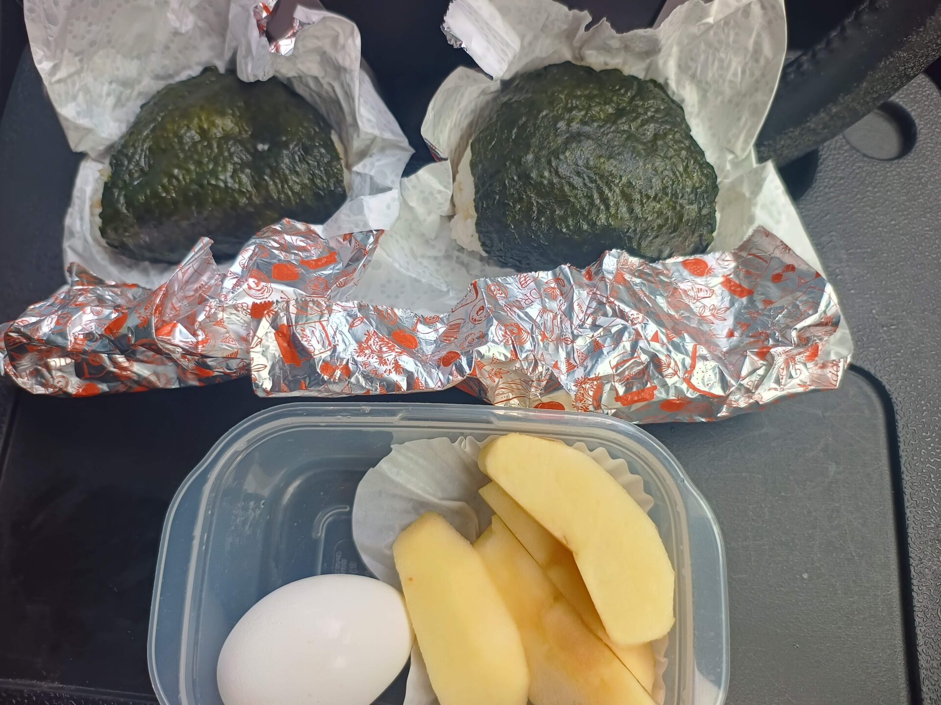 手作りのおにぎり弁当。海苔のおにぎり2個とゆで卵・りんご