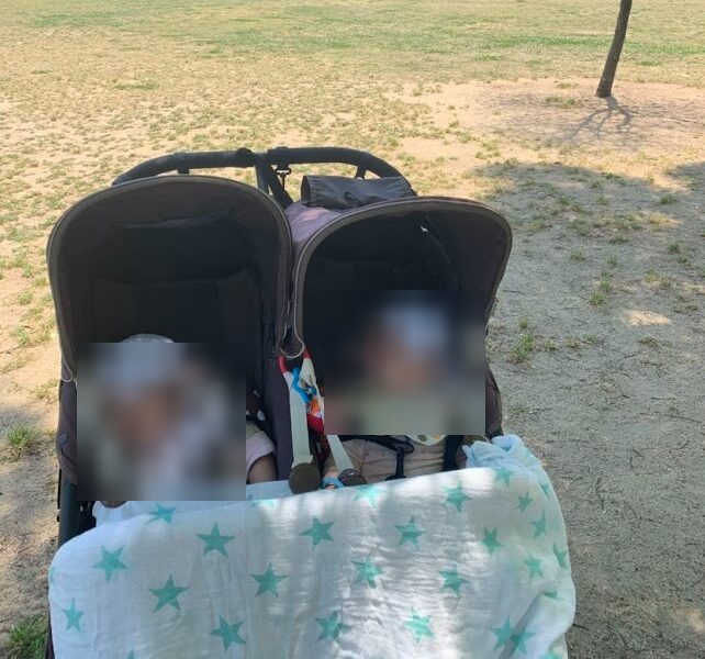 公園で横並びバギーに乗ってお昼寝する双子。毎日の散歩や公園で活躍した