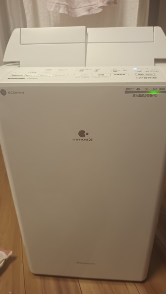 7年使用中のPanasonicハイブリッド除湿器F-YHSX120N。湿度の目安ランプが点灯している現在の様子
