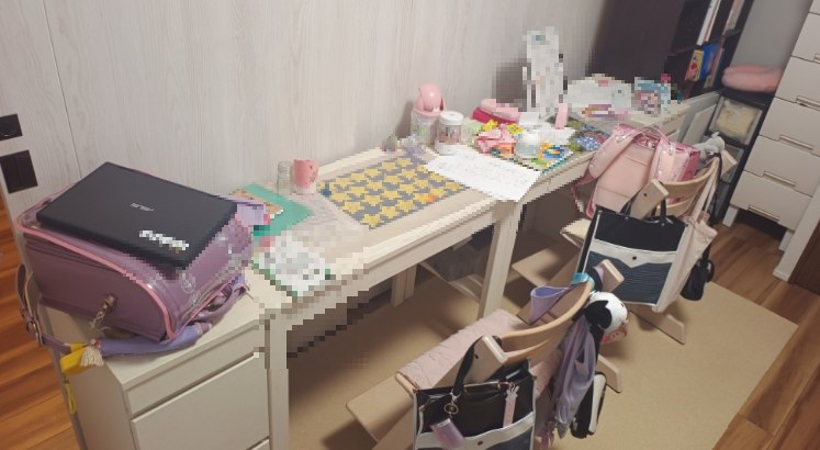 双子の学習机を横並びに配置した子供部屋。ランドセルや学用品が並ぶ