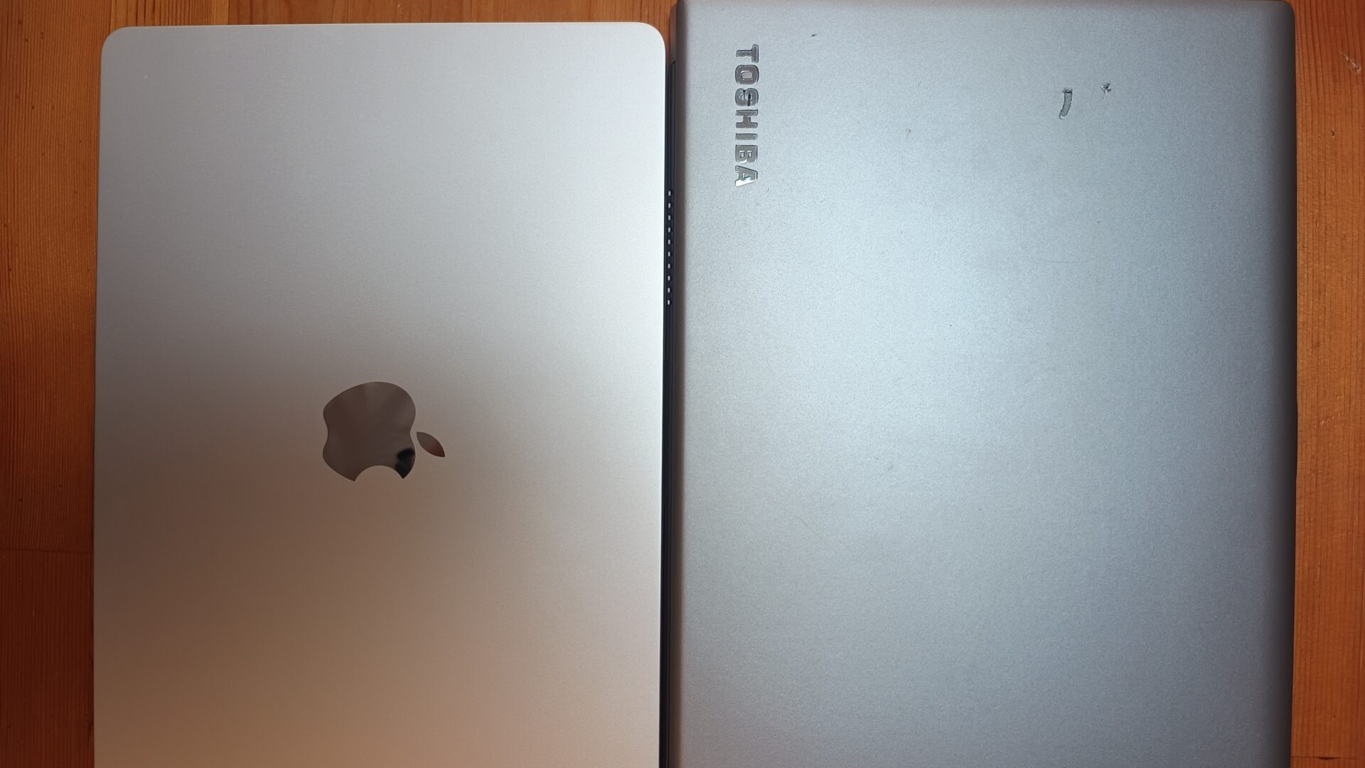 MacBook Airと中古dynabookの天板を上から撮影した写真。dynabookの天板には使用による傷がある
