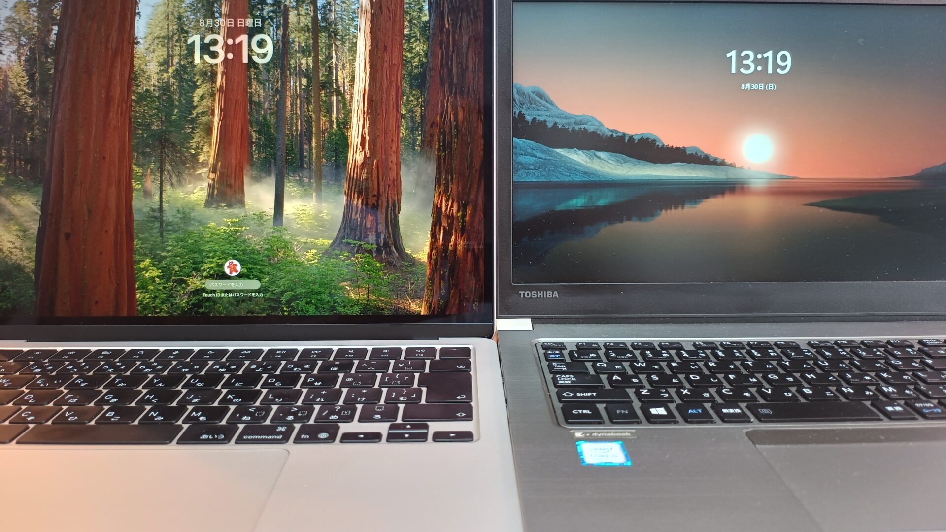 MacBook Airと中古のdynabookを並べて開き、どちらも起動している状態