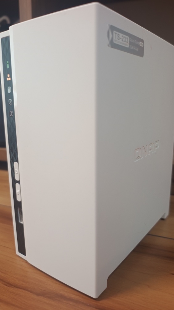 QNAPのNAS TS-233の本体。家族写真の保管用に導入